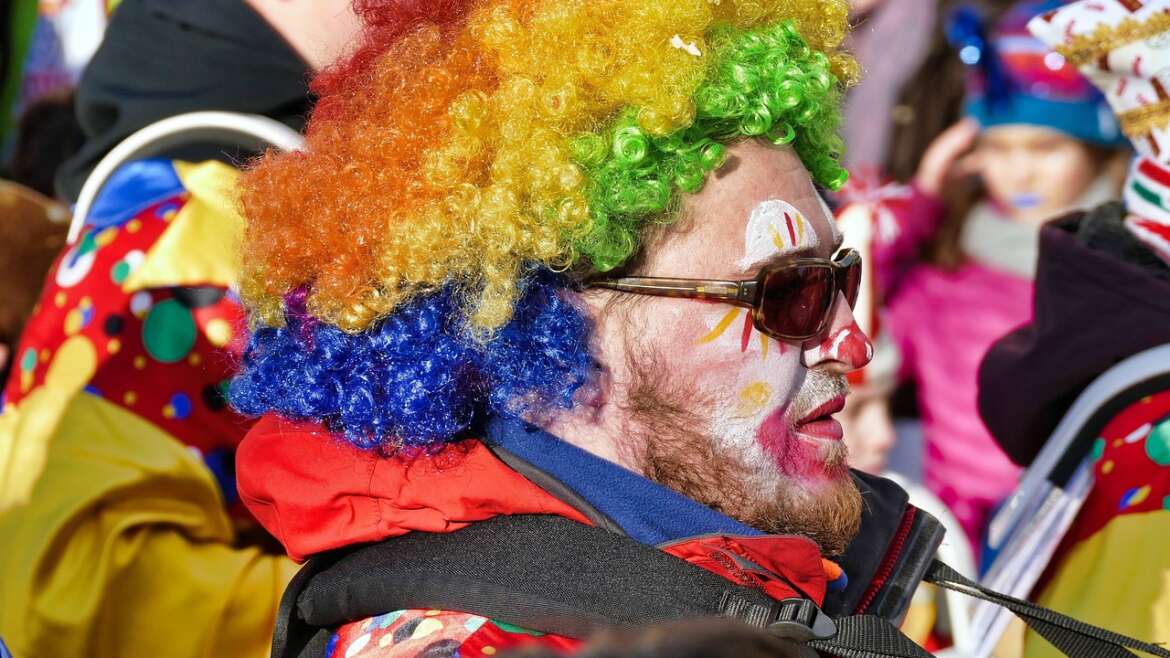 Mann als Clown verkleidet, TCM Ernährung